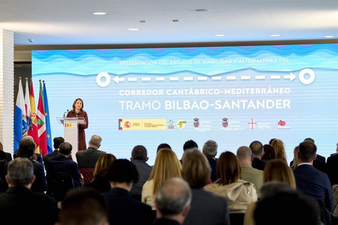 Archivo - La ministra de Transportes, Raquel Sánchez, en la presentación del estudio de viabilidad y alternativas del tramo Bilbao-Santander del Corredor Cantábrico-Mediterráneo, en Santander.