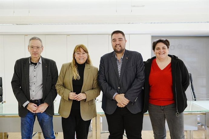 La consellera de Cultura, Natlia Garriga, en la vicepresidenta del Institut d'Estudis Llerdencs, Estefania Rufach, y el alcalde de Alcarrs, Gerard Companys, tras acordar convertir la Casa Vallmanya en espacio de memoria dedicado a Maci