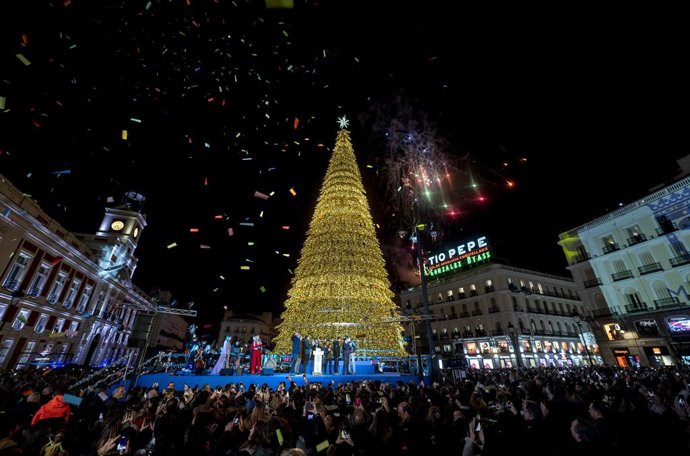 Centenares de personas asisten al encendido de luces de navidad, en la Puerta del Sol, a 23 de noviembre de 2023, en Madrid (España). 