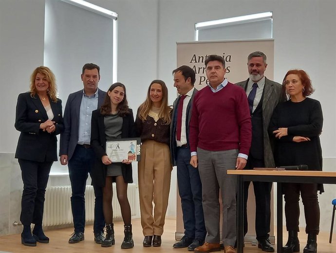 Entrega del Premio Antonia Arrobas a Laura García Labadía.