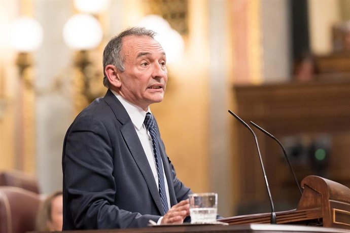 El secretario general del PCE en España, portavoz parlamentario de IU y diputado de Sumar, Enrique Santiago, interviene durante un pleno en el Congreso de los Diputados, a 19 de diciembre de 2023, en Madrid (España). 