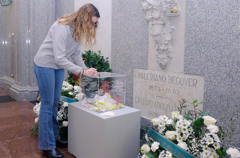 Urna de metacrilato instalada en la tumba de Bécquer en el Panteón de los Sevillanos Ilustres, en la Facultad de Bellas Artes de Sevilla.