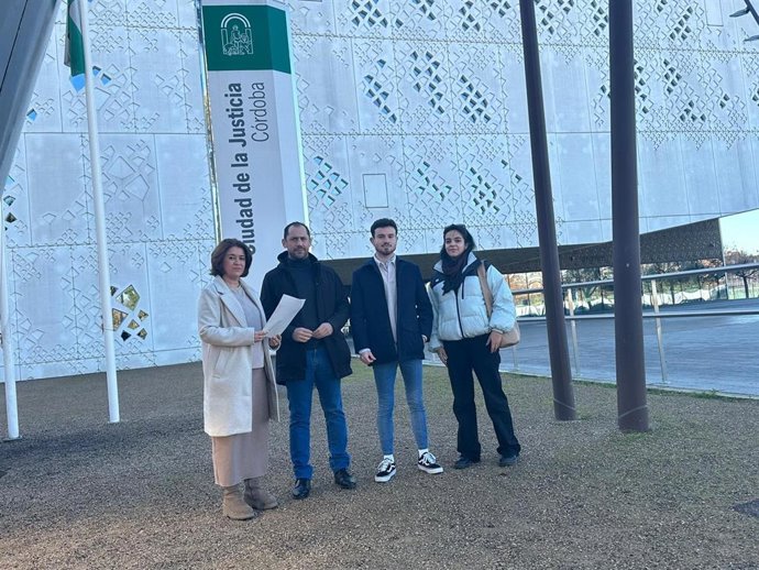 El coordinador provincial de IU Córdoba, Sebastián Pérez (segundo por la izda.), y la portavoz del grupo provincial de IU Córdoba, Irene Ruiz (izda.), a las puertas de la Ciudad de la Justicia.