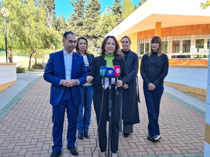 La presidenta del PP de Málaga, Patricia Navarro, en una visita a Benalmádena.