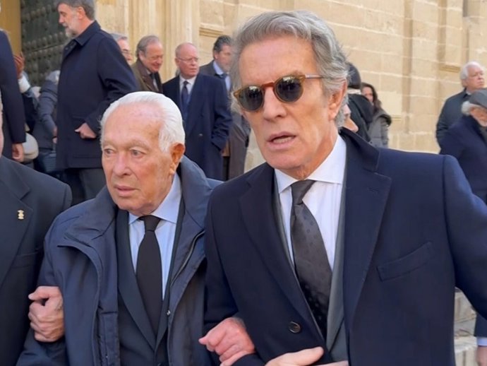 CURRO ROMERO Y ALFONSO DÍEZ EN EL FUNERAL DE ANTONIO BURGOS