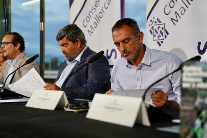 El conseller insular de Medio Ambiente, Medio Rural y Deportes, Pedro Bestard, y el director insular de Deportes, Toni Prats.
