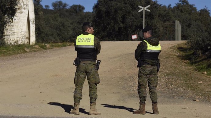 Militares acordonando el lugar donde han sido localizados los dos militares fallecidos en la base de Cerro Muriano.