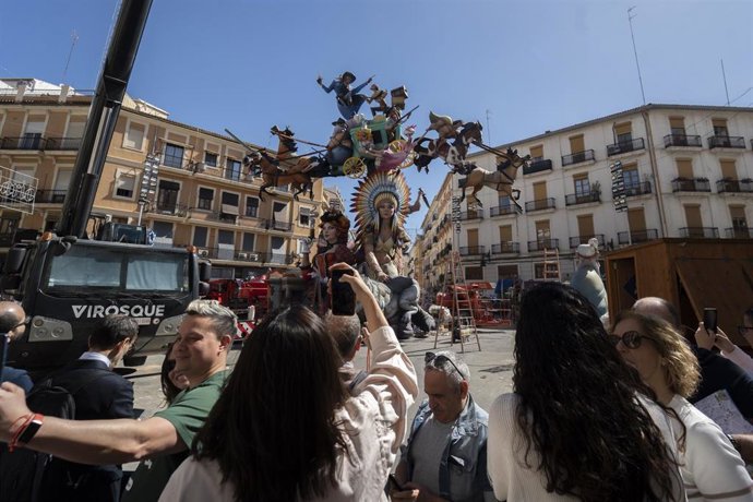 Archivo - Varias personas fotografían una falla antes de la 'plant'
