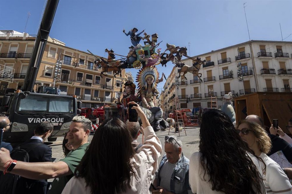 Archivo - Varias personas fotografían una falla antes de la 'plant'