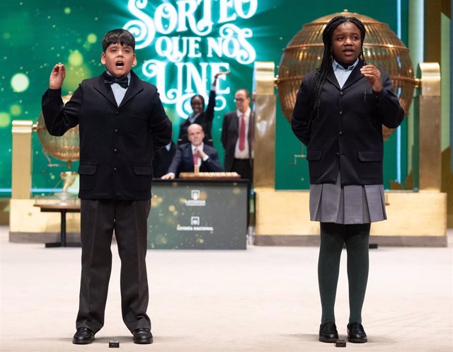 Yesica Paola Valencia y Francisco Moreno cantan el primer premio, el número 88008, durante el Sorteo Extraordinario de la Lotería de Navidad 2023 en el Teatro Real de Madrid, a 22 de diciembre de 2023, en Madrid (España). El sorteo se celebra en esta ocas