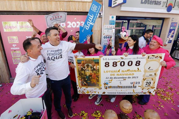 Celebración en la puerta de la administración de lotería 'El Perolo' de San Pedro del Pinatar con motivo de los premios repartidos en el Sorteo de Navidad de 2023