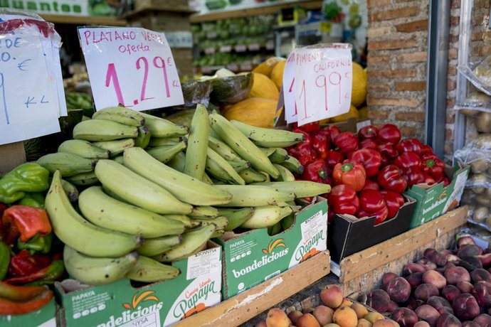 Archivo - Precios en una frutería, a 11 de agosto de 2023, en Móstoles, Madrid (España). 