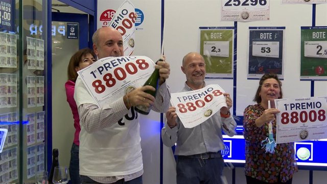 Gerente y trabajadores de la administración 'La rana de oro' de Arroyo de la Encomienda (Valladolid) celebrando la venta del 'Gordo' de la Lotería de Navidad