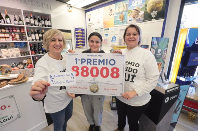 Empleados de un estanco de la calle Salvador Allende de Zaragoza celebran que han vendido parte del número 88.008, correspondiente al ‘Primer Premio’ del Sorteo Extraordinario de la Lotería de Navidad, a 22 de diciembre de 2023.