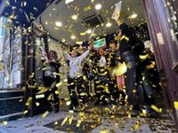 Champán, confeti y cánticos en 'Doña Manolita', que vuelve a repartir millones con tres quintos y el 'Gordo'