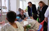 Los delegados de Desarrollo Educativo y Salud visitan a los niños ingresados en Materno por el 'Día de la Escuela'