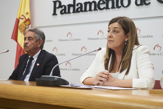 Archivo - La presidenta del Partido Popular de Cantabria, María José Sáenz de Buruaga, firma con el secretario general del PRC, Miguel Ángel Revilla, el acuerdo para su investidura como presidenta de Cantabria, en el Parlamento, a 16 de junio de 2023, e