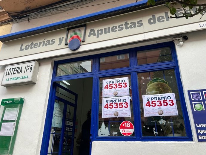 Administración de lotería de La Inmobiliaria, en Torrelavega, que ha repartido 900.000 euros del quinto premio del Sorteo de Navidad.