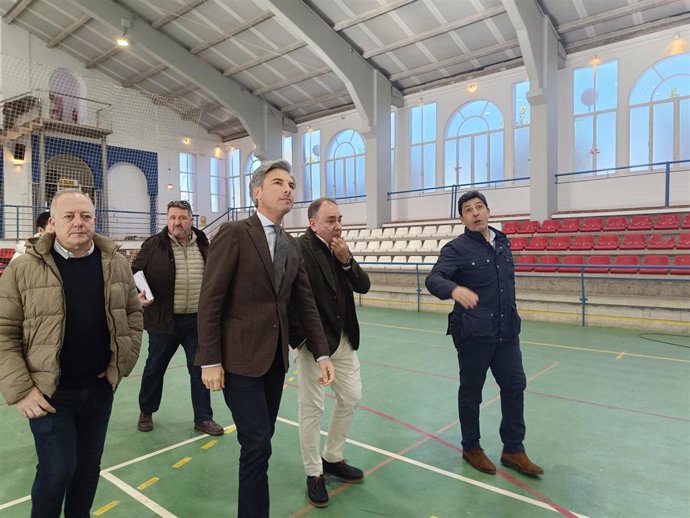El vicepresidente primero y el delegado de Sostenibilidad, Infraestructuras y Agricultura de la Diputación de Córdoba, Andrés Lorite (centro), en su visita al Polideportivo de Villa del Río.