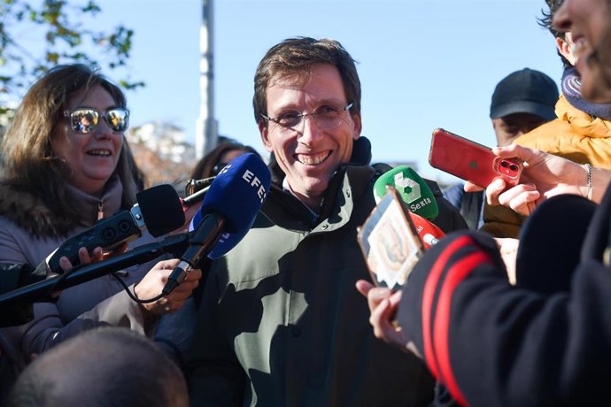 El alcalde de Madrid, José Luis Martínez-Almeida, ofrece declaraciones a los medios durante visita a la Puerta de Alcalá