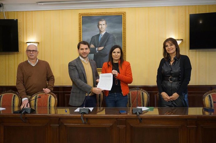 María Dolores Gálvez entrega a Fernando Priego la resolución aprobada.