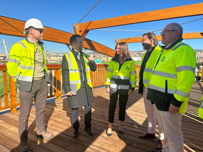 La Junta coloca la pasarela de madera sobre el río Monachil del carril bici paralelo a la Ronda Sur.