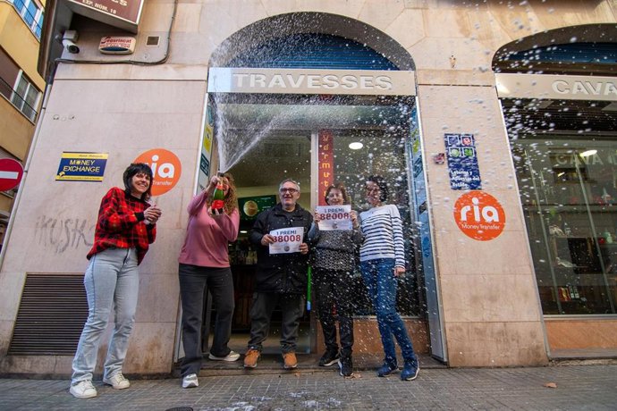 Vecinos celebran el 'Gordo' en la administración 75.570 de Reus (Tarragona)