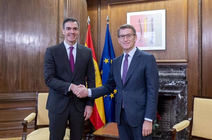 El presidente del Gobierno, Pedro Sánchez (i), y el líder del PP, Alberto Núñez Feijóo (d), se saludan durante una reunión, en el Congreso de los Diputados, a 22 de diciembre de 2023, en Madrid (España). Durante el encuentro, han tratado temas como la ren