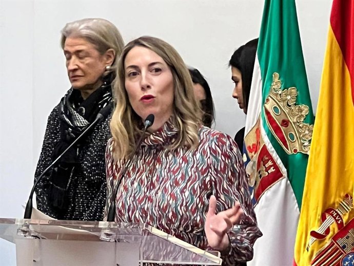 La presidenta de la Junta de Extremadura, María Guardiola, durante su intervención en la toma de posesión del delegado del Gobierno