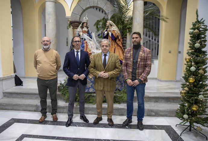 El presidente de la Diputación de Córdoba, Salvador Fuentes (segundo por la dcha.), junto a los presidentes de la Mancomunidad de Los Pedroches, Santiago Cabello, y de la Mancomunidad del Guadiato, Pedro López, en su visita a Pozoblanco.