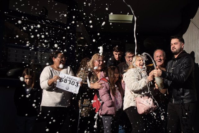 Empleados de la administración situada en Sant Joan Despí celebran que han vendido parte del número 58303 correspondiente al ‘Segundo Premio’ del Sorteo Extraordinario de la Lotería de Navidad, a 22 de diciembre de 2023, en Sant Joan Despí, Barcelona (Esp