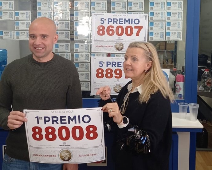 Sergio López, de 'El Bonsái de la Suerte' de Almería, celebra haber dado 'El Gordo' de Navidad y otros dos quintos premios.