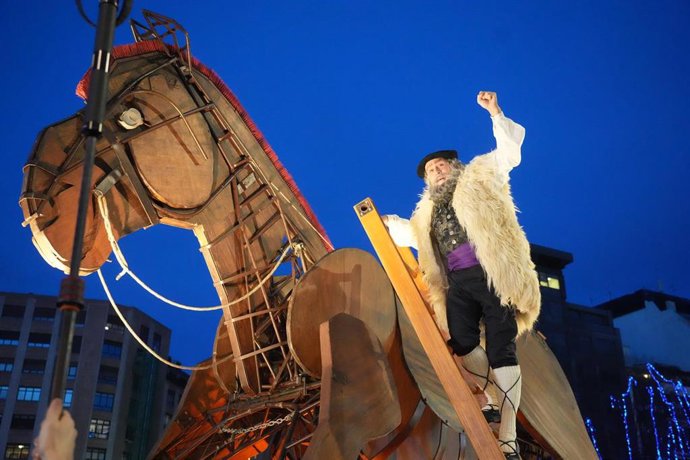 Archivo - El aldeano Olentzero en una pottoka de madera durante el desfile, a 23 de diciembre de 2022, en Bilbao. 