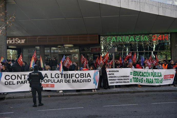 Decenas de personas protestan durante una concentración en contra de los Presupuestos 2024 de la Comunidad de Madrid frente a la Asamblea de Madrid, a 22 de diciembre de 2023, en Madrid (España). 