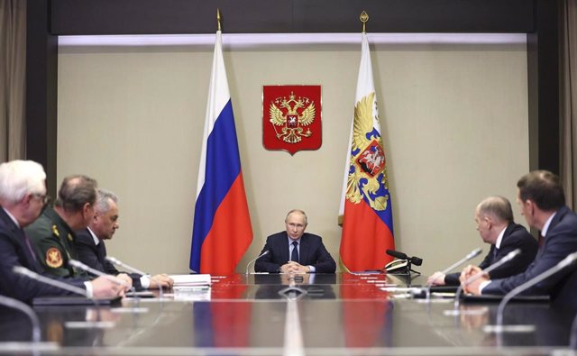 Archivo - El presidente ruso, Vladimir Putin, en una reunión con altos cargos del Kremlin.