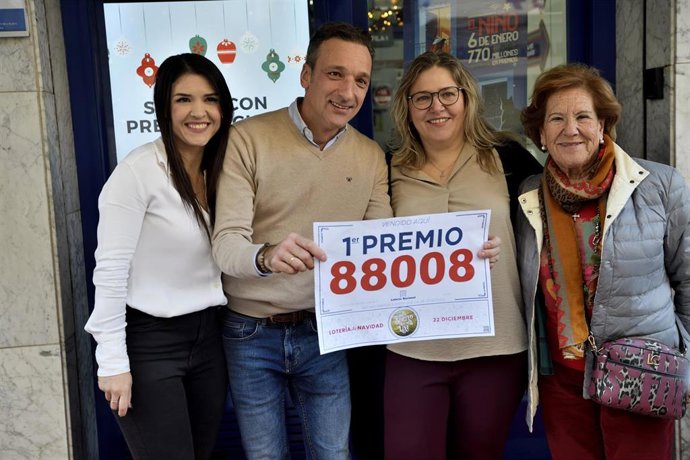 Manuel Aceituno, junto a personal de la administración de loterías número 6 de Jaén, que ha repartido 20 series del gordo.