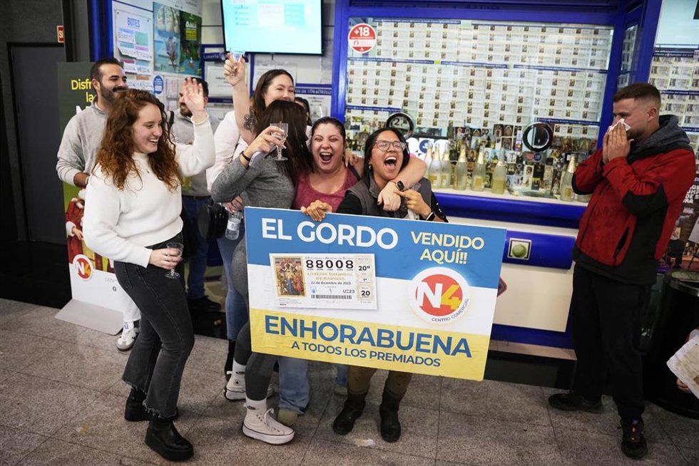 Agraciados con el Gordo de Navidad celebran que el número 88008 en la Administración La Sarten del Sol correspondiente al Primer Premio del Sorteo Extraordinario de la Lotería de Navidad en Écija