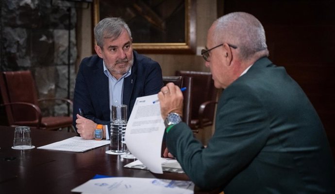 El presidente de Canarias, Fernando Clavijo, en una reunión con el presidente de Fepeco, Óscar Izquierdo