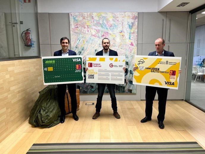El director gerente del Instituto Navarro de la Juventud, Txema Burgaleta, durante la firma del convenio del programa Carné Joven.