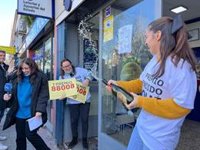 La lotera que regó de millones el Barrio del Pilar al vender el Gordo: "Lo ha traído mi marido desde el cielo"