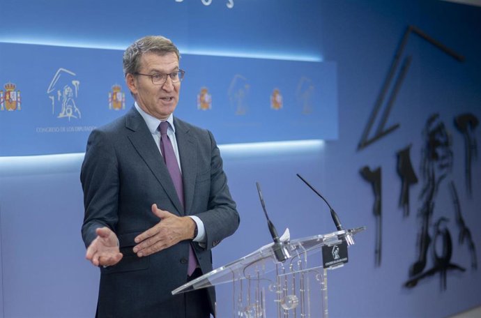 El líder del PP, Alberto Núñez Feijóo, ofrece una rueda de prensa, tras una reunión con el presidente del Gobierno, Pedro Sánchez, en el Congreso de los Diputados, a 22 de diciembre de 2023, en Madrid (España). Durante el encuentro, han tratado temas co