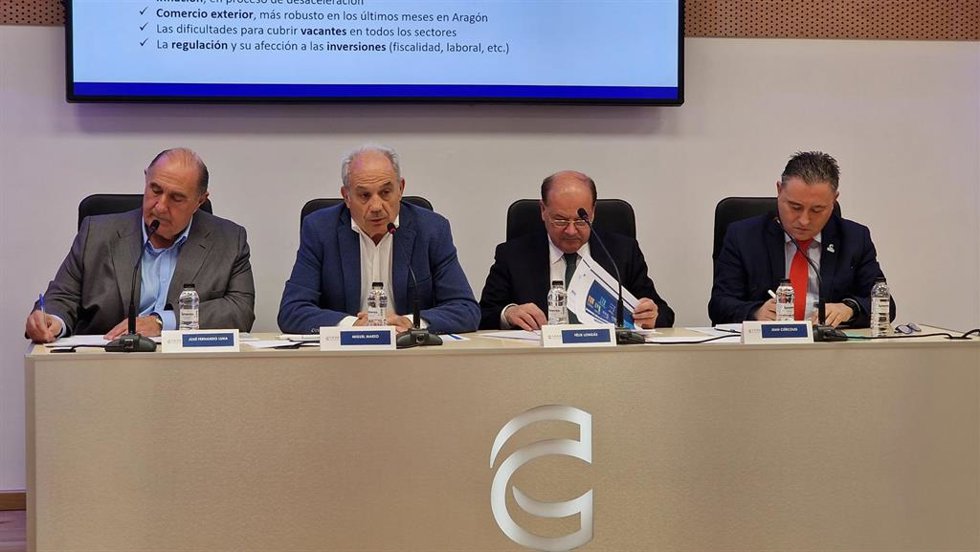 De izquierda a derecha: José Fernando Luna, Presidente de CEOE CEPYME Huesca; Miguel Marzo, Presidente de CEOE Aragón; Félix Longás, Presidente de la Comisión de Coyuntura Económica de CEOE Aragón y Juan Ciércoles, Presidente de CEOE Teruel.