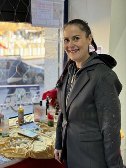 La médium de la Orden de Ayala, Victoria Braojos, ante el altar erigido en la Administración número 5 de Alcázar de San Juan tras repartir el 'Gordo' del Sorteo Extraordinario de Navidad 2023.