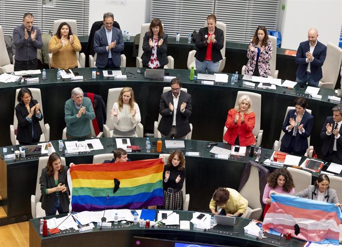 Izquierda saca banderas arcoíris con crespón y Vox aconseja a Rubiño, con camiseta de 'maricón', que tenga "dignidad"