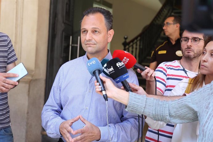 Archivo - El candidato de la coalición Sa Unió, Lloren Córdoba, atiende a medios a su salida de una reunión en el Parlament.