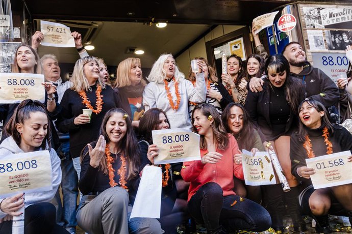 Agraciados con el Primer Premio del Sorteo Extraordinario de Lotería de Navidad 2023 correspondiente al número 88008 celebran su suerte en la administración Doña Manolita, a 22 de diciembre de 2023, en Madrid (España). 