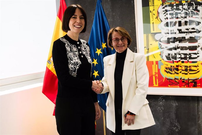 La ministra de Ciencia, Innovación y Universidades, Diana Morant, y la presidenta de Crue y rectora de la Universitat Jaume I (UJI), Eva Alcón,