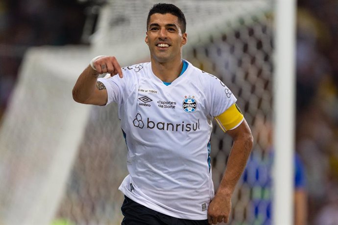 06 December 2023, Brazil, Rio de Janeiro: Gremio's Luis Suarez celebrates his side's first goal during the Brazilian Serie A soccer match between Fluminense FC and Gremio at Maracana Stadium. Photo: Ruano Carneiro/ZUMA Press Wire/dpa