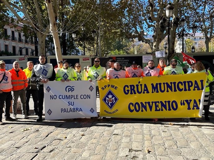 Sevilla.- La plantilla de la grúa municipal protesta ante el Ayuntamiento por el conflicto laboral con la UTE