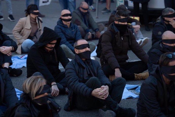 Varias personas durante una concentración de los sindicatos de Mossos, a 22 de diciembre de 2023, en Barcelona, Catalunya (España). Los sindicatos de Mossos se han concentrado en Barcelona para reclamar un cambio en las políticas de seguridad y criticar